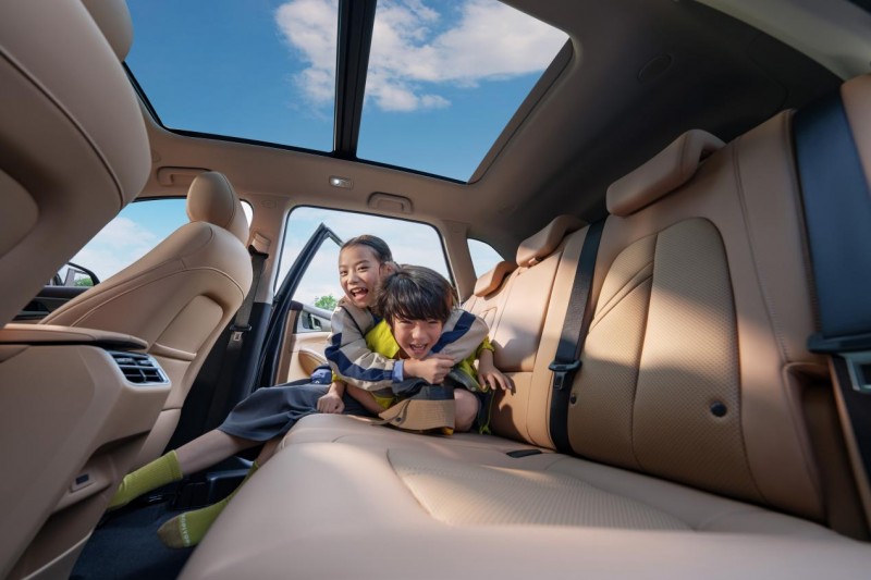 赛力斯发布新款蓝电E5荣耀版，电比油低再升级，售价仅9.98万元起！