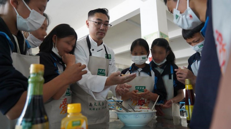 太太乐“爱心厨房”携手公益力量 云南老窝镇中学饮食条件大升级