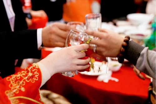 婚宴市场迎来五一黄金季，红楼梦酒以传世浓香，为良缘佳偶作证