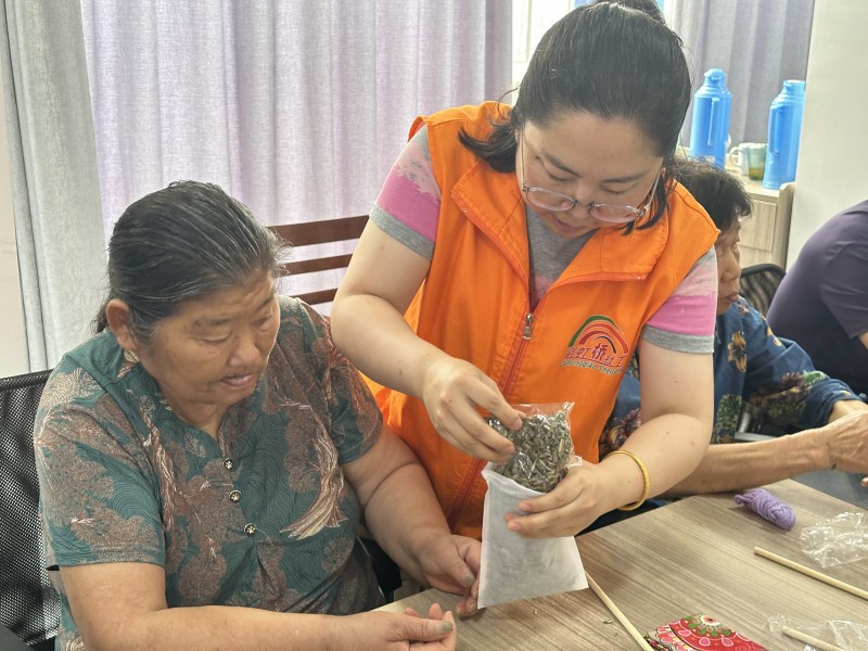 与爱同行  温暖相伴——集体生日会系列活动