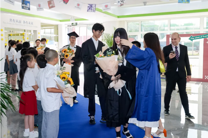 Graduation Ceremony力迈高中毕业典礼 | 从力迈走向世界，向成就未来者致敬！(图3)