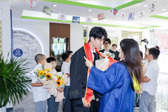 Graduation Ceremony力迈高中毕业典礼 | 从力迈走向世界，向成就未来者致敬！(图4)