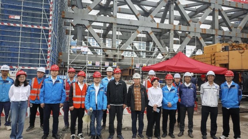 上海宝冶芜湖建筑科技产业园二期(C区二标段)项目钢结构连廊首次滑移顺利就位