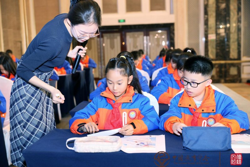  传统年会续薪火 东小学子展风华  