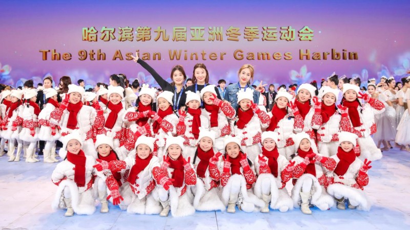 冰灯小女孩闪耀亚冬会：哈尔滨少年宫小雪花艺术团的“冰雪精灵”们